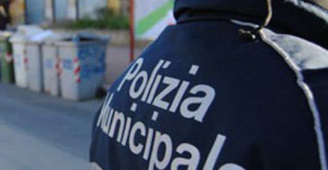 Siracusa, vigili urbani a lezione di inglese: iniziativa lanciata da Confcommercio e Caritas