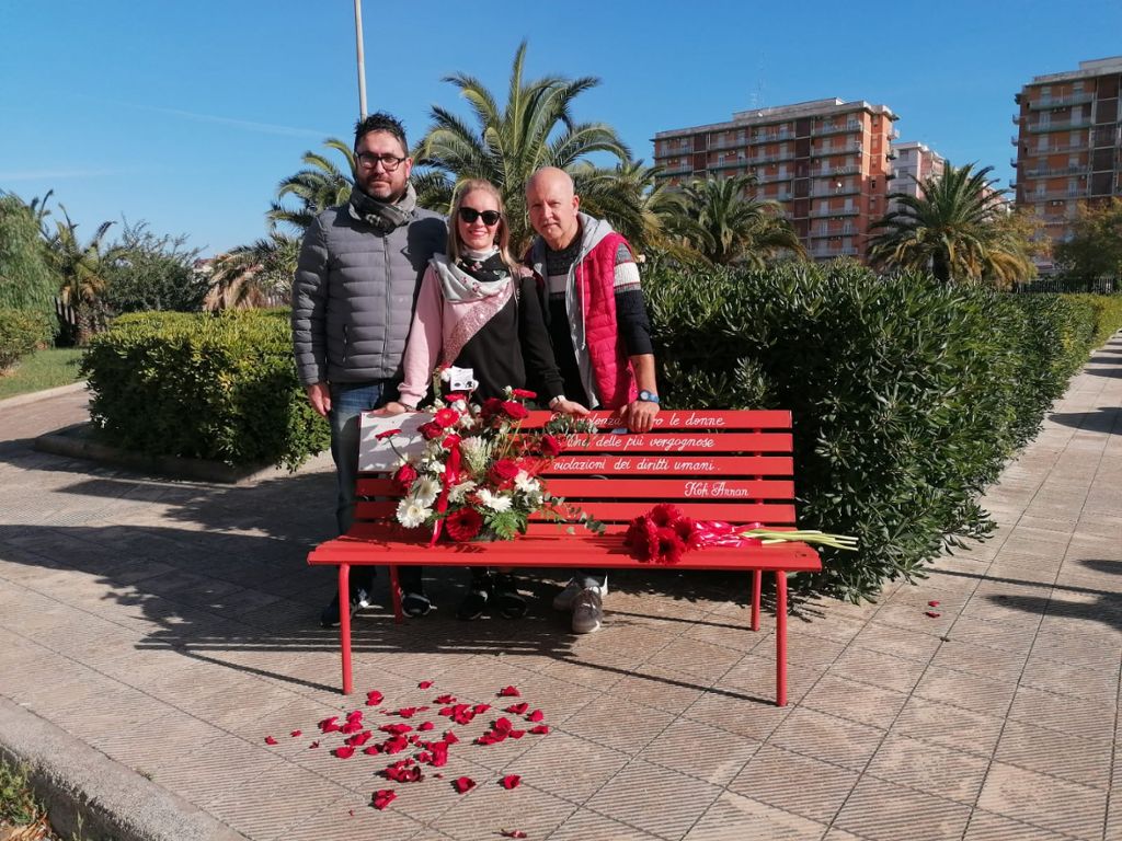 CERIMONIA DI ADORNAMENTO DELLA PANCHINA ROSSA PRESSO IL PALAZZO DI GIUSTIZIA DI SIRACUSA