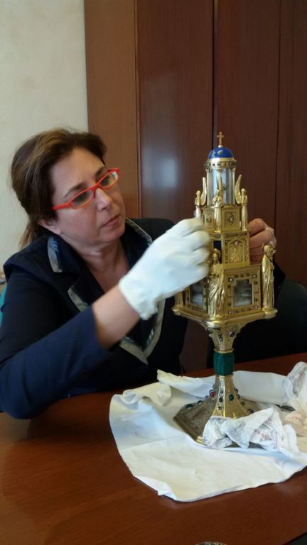Stefania Midolo, responsabile provinciale di Terziario Donna, firma il restauro del reliquario della Madonna delle Lacrime in visita dal Papa